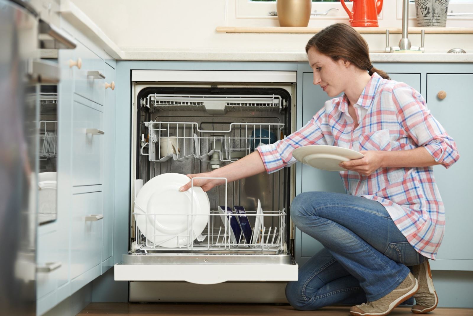 Xếp bát đĩa vào máy đúng cách để tránh tình trạng bị đọng nước 