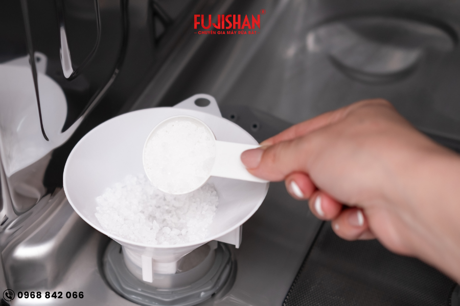 Tại sao phải dùng muối cho máy rửa bát? Cách thêm muối vào đúng cách