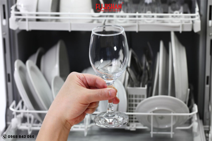 Ly, cốc sáng bóng khi sử dụng máy rửa bát đúng cách