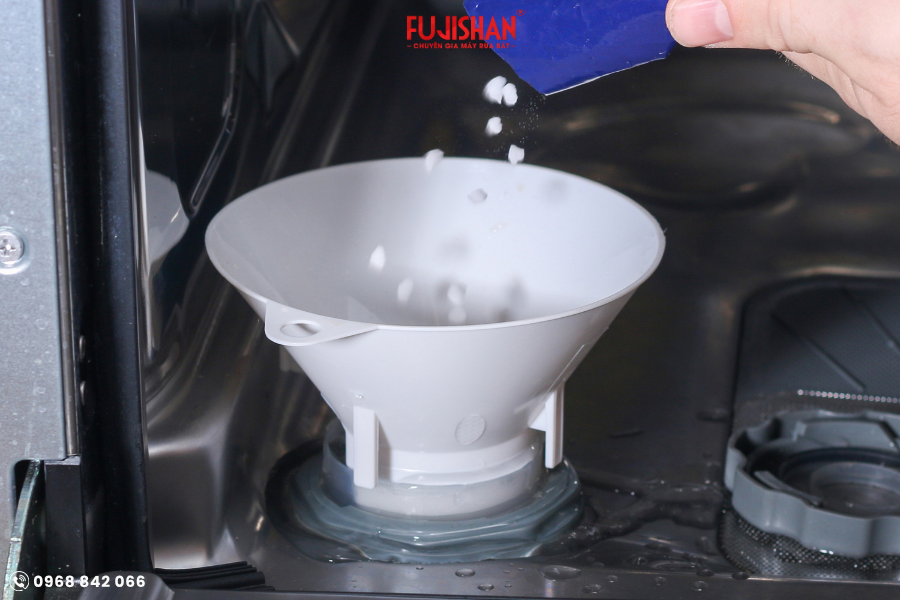 Bổ sung đầy đủ muối khi sử dụng máy rửa bát